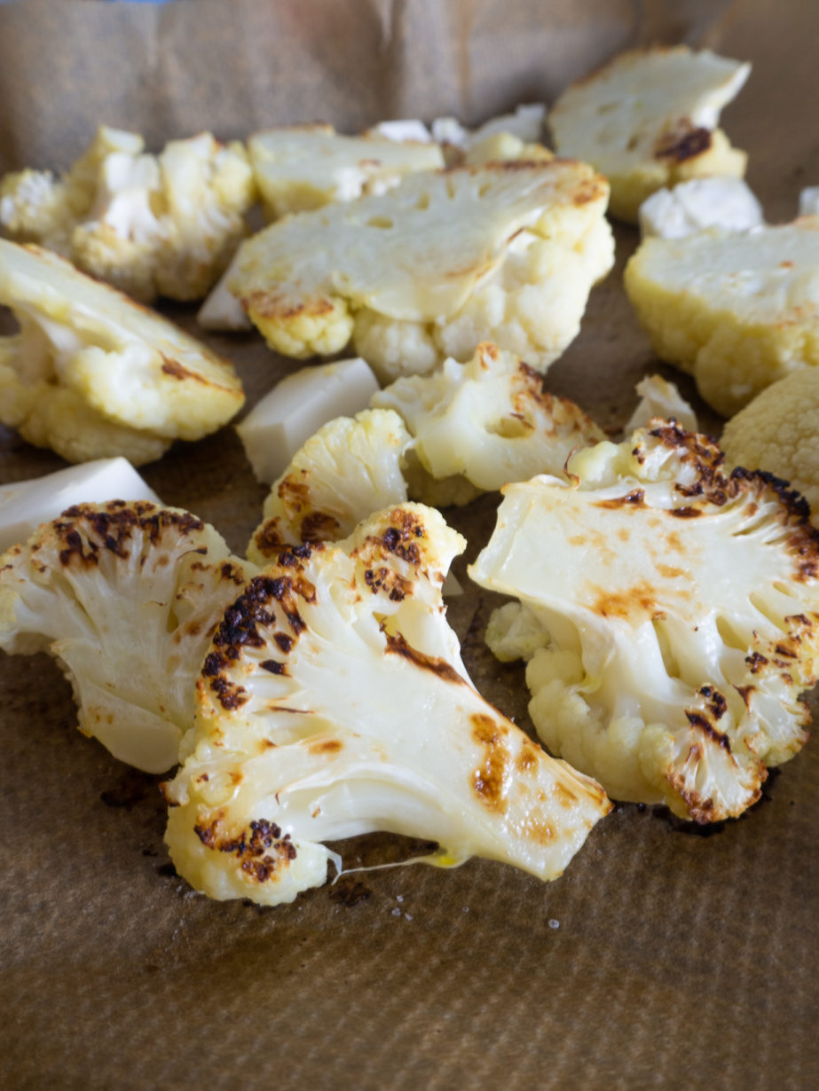 Leckerer gerösteter Blumenkohl mit Curry (Vegan) Leckerer gerösteter Blumenkohl mit Curry (Vegan)