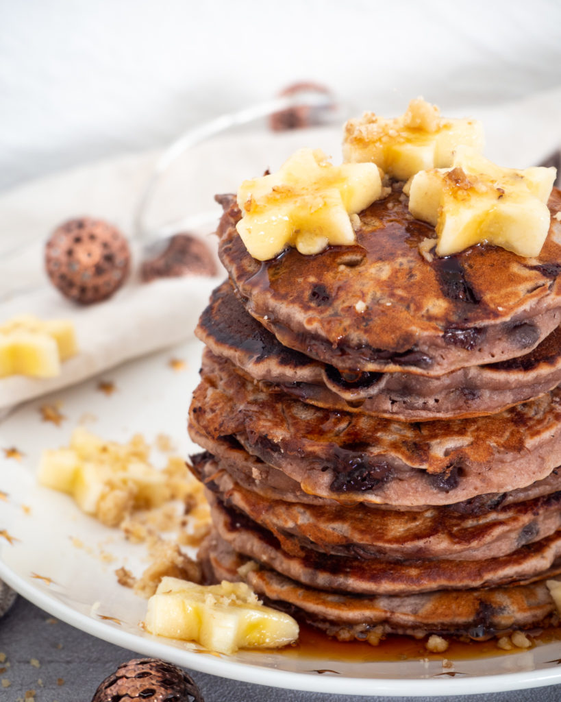 Vegane Banane-Pancakes mit Schokoladenstückchen