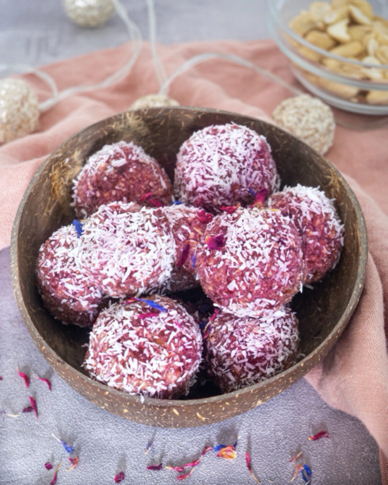 Einfache vegane Energy Balls mit Datteln und Himbeeren