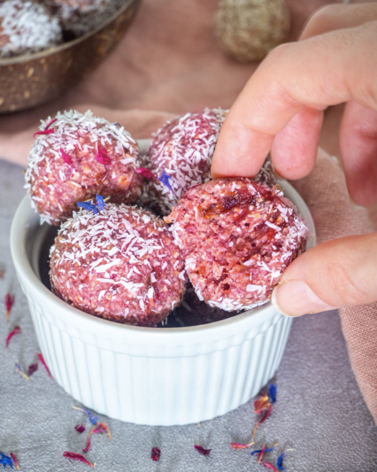 Einfache vegane Energy Balls mit Datteln und Himbeeren