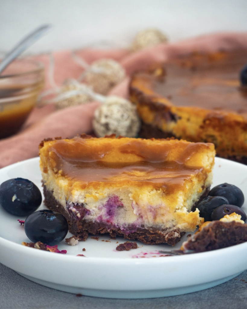 Veganer Käsekuchen mit Blaubeeren und Salzkaramell