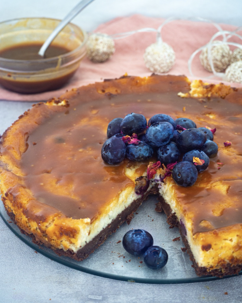 Veganer Käsekuchen mit Blaubeeren und Salzkaramell