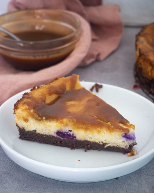 Käsekuchen mit Brownie Boden und Salzkaramell