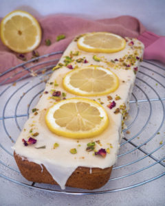 Saftiger veganer Zitronenkuchen mit Glasur