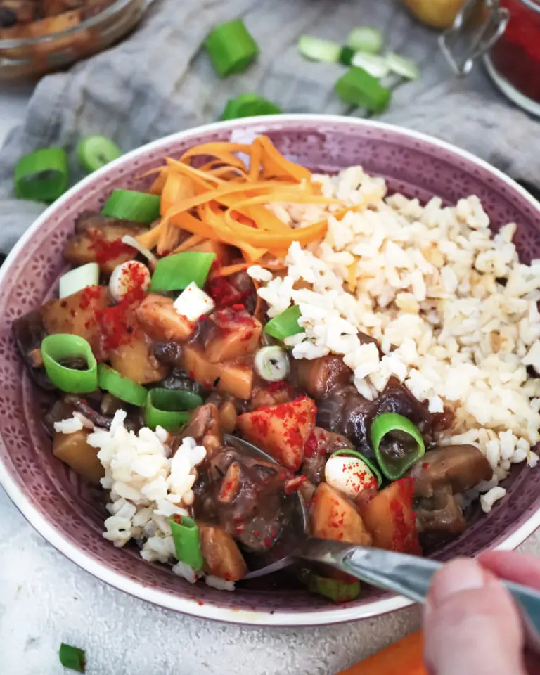 Kartoffeln und Gemüse in schwarzer Bohnen Sauce - Jajangmyeon