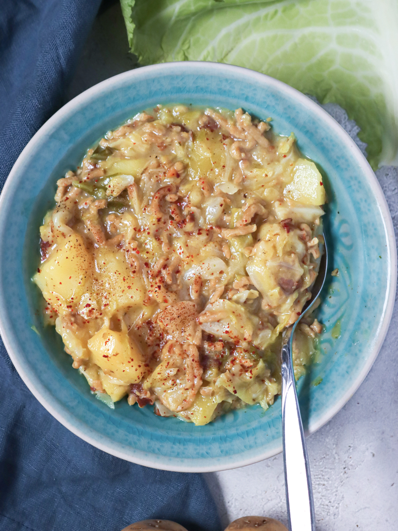 Einfacher Wirsing-Eintopf mit Kartoffeln (Vegan) Einfacher Wirsing-Eintopf mit Kartoffeln (Vegan)