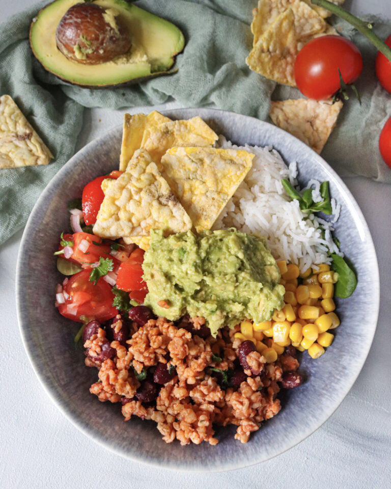 Mexikanische Burrito Bowl mit Pico de Gallo (Vegan)