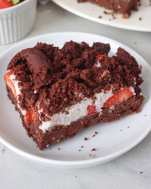 Veganer Maulwurfkuchen vom Blech mit Erdbeeren