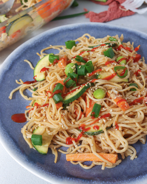 One Pot Mie Nudeln mit Gemüse und einfacher Erdnusssauce (Backofen Gericht) One Pot Mie Nudeln mit Gemüse und einfacher Erdnusssauce (Backofen Gericht)