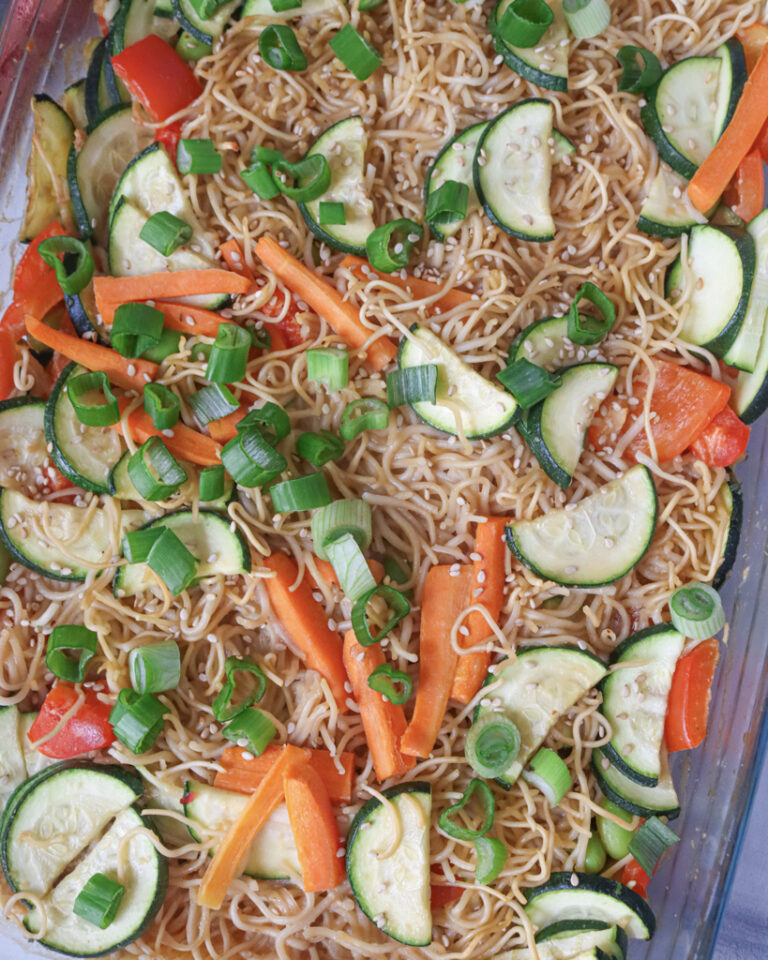 One Pot Mie Nudeln mit Gemüse und einfacher Erdnusssauce (Backofen Gericht)