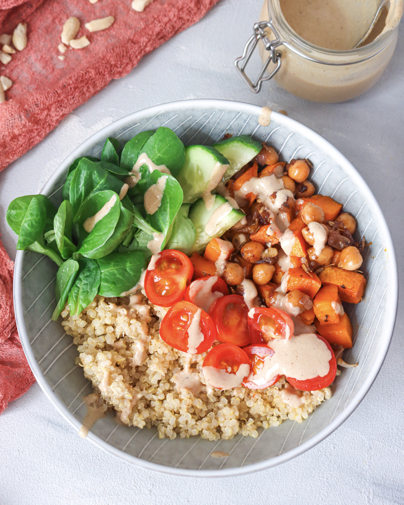 Buddha Bowl mit Gemüse und Quinoa