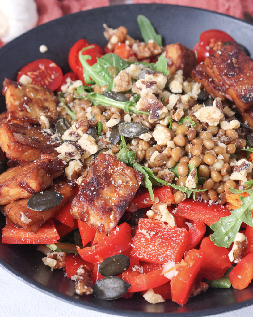 Gesunder Linsensalat mit Tempeh und Gemüse