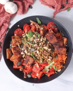 Linsensalat mit Tempeh & buntem Gemüse – einfach, vegan