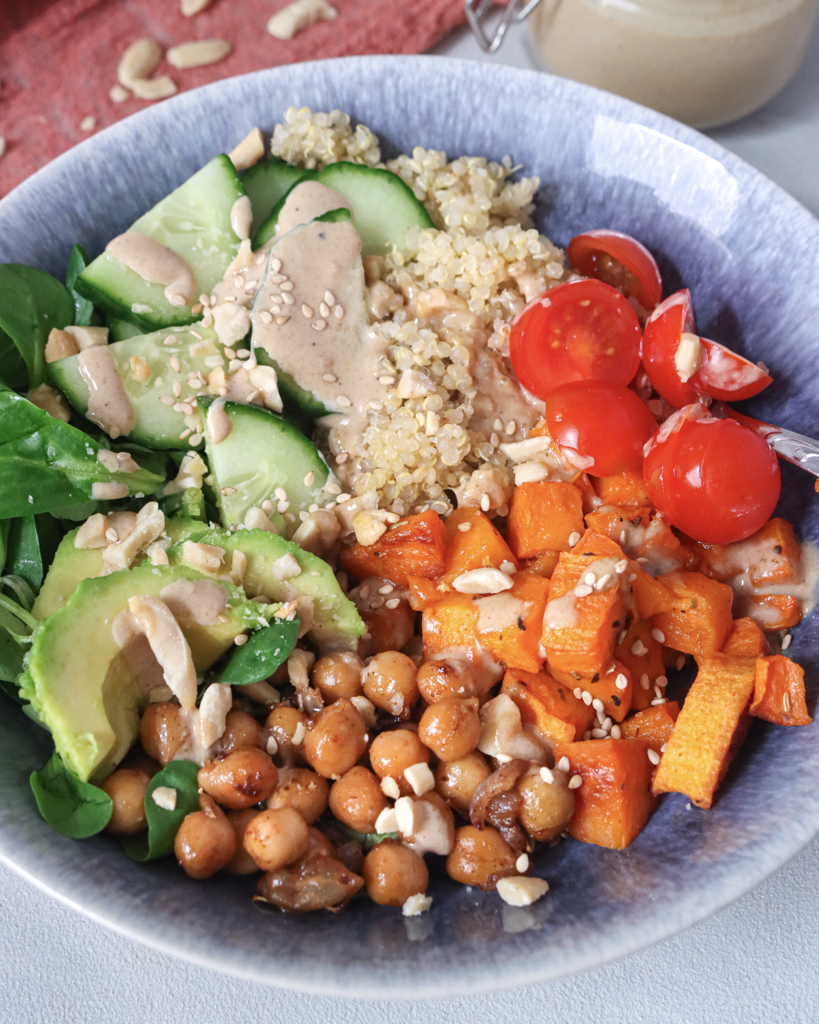 Vegane Buddha Bowl mit Tahini Dressing