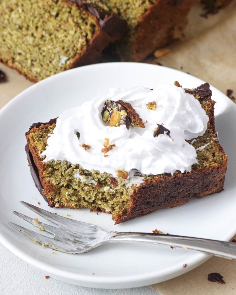grüner Pistazienkuchen mit Sahne