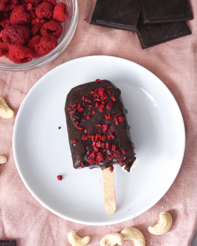 Nährstoffreiches Eis Kokos Cashew Himbeer